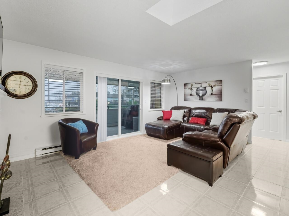 Primary Bathroom Photo of 402 19645 64 Avenue, Langley, BC