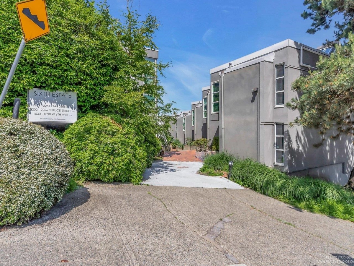 Backyard Photo of 2217 Oak Street, Vancouver, BC