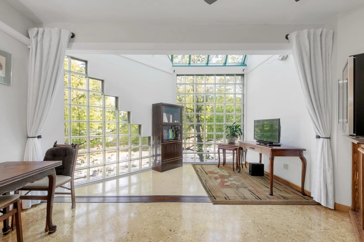 Exterior Front Photo of 2217 Oak Street, Vancouver, BC