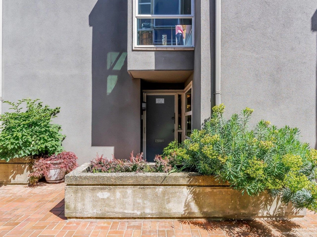 Front Yard Photo of 2217 Oak Street, Vancouver, BC