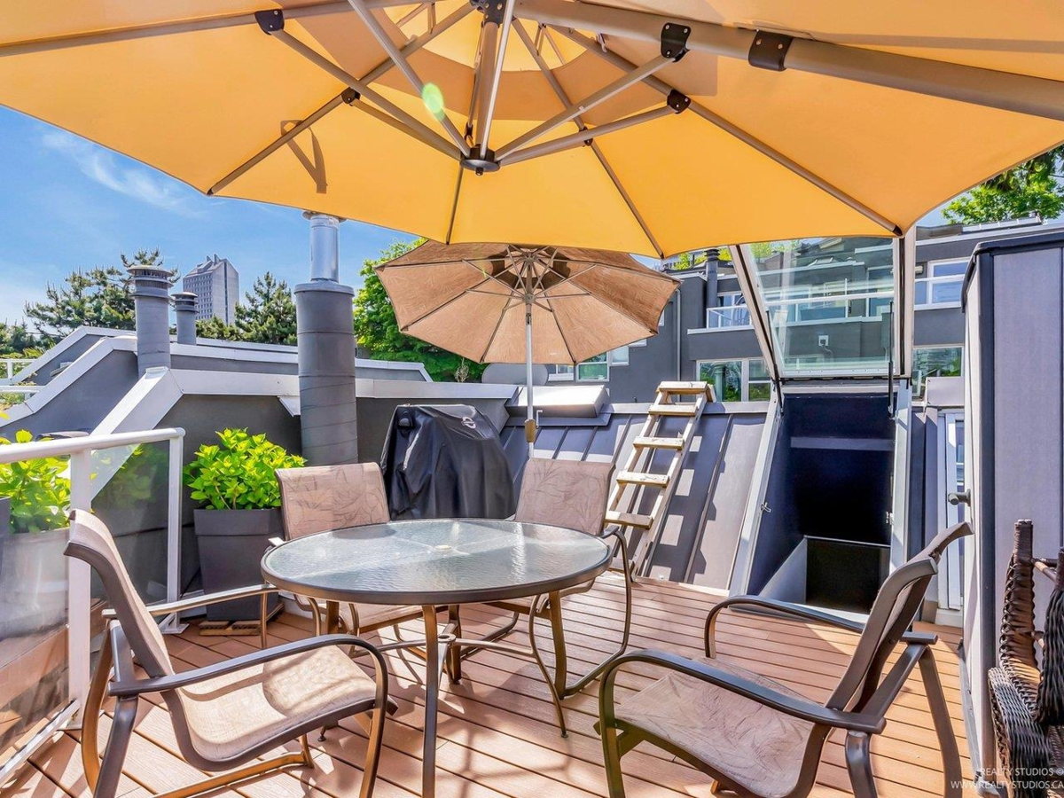 Hallway Photo of 2217 Oak Street, Vancouver, BC