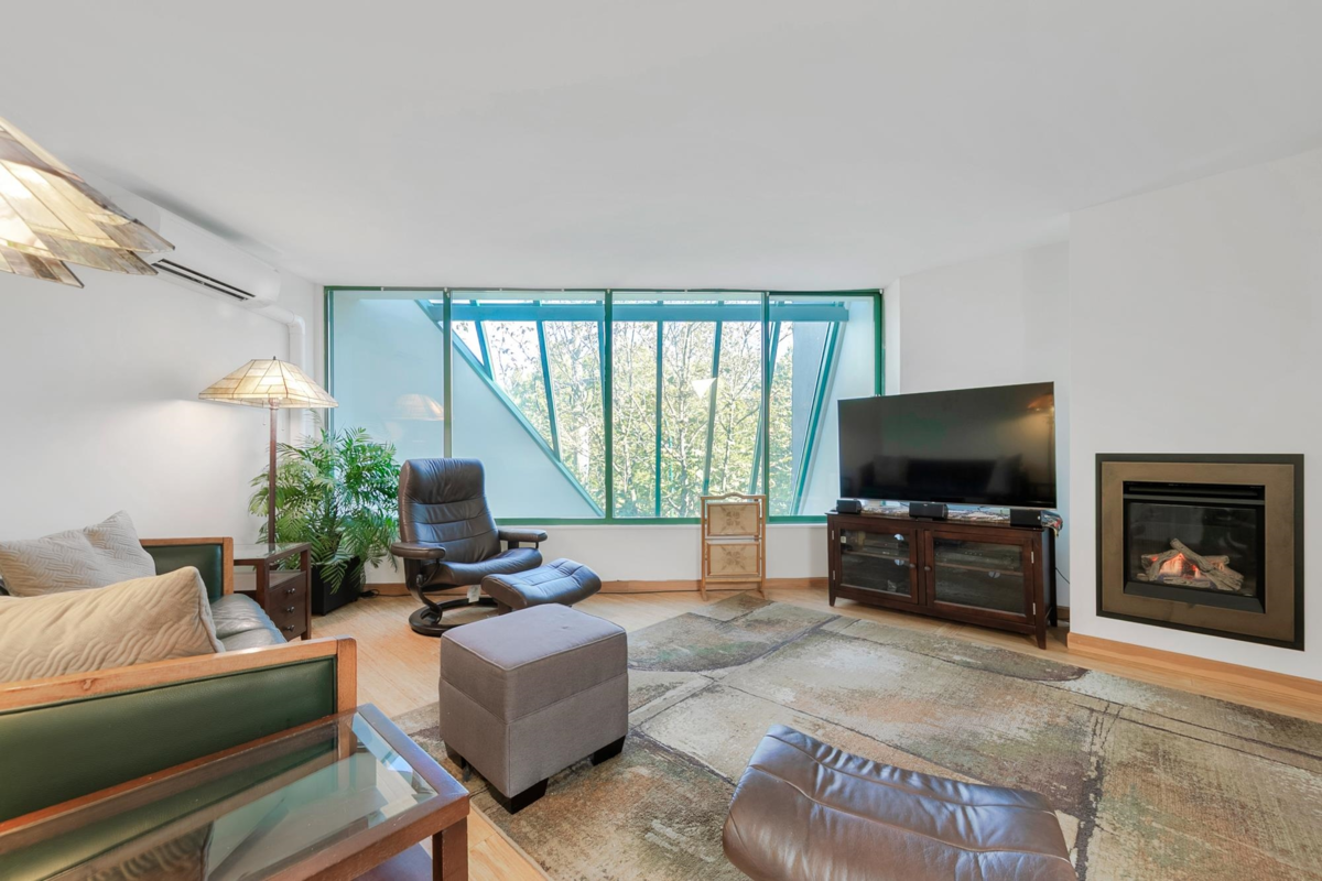 Walk-In Closet Photo of 2217 Oak Street, Vancouver, BC