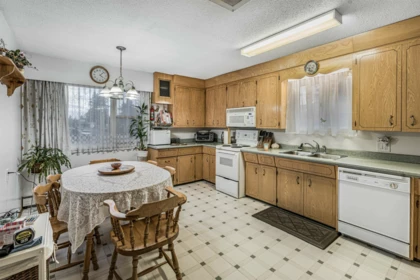 Kitchen Island Photo of 31908 Old Yale Road, Abbotsford, BC