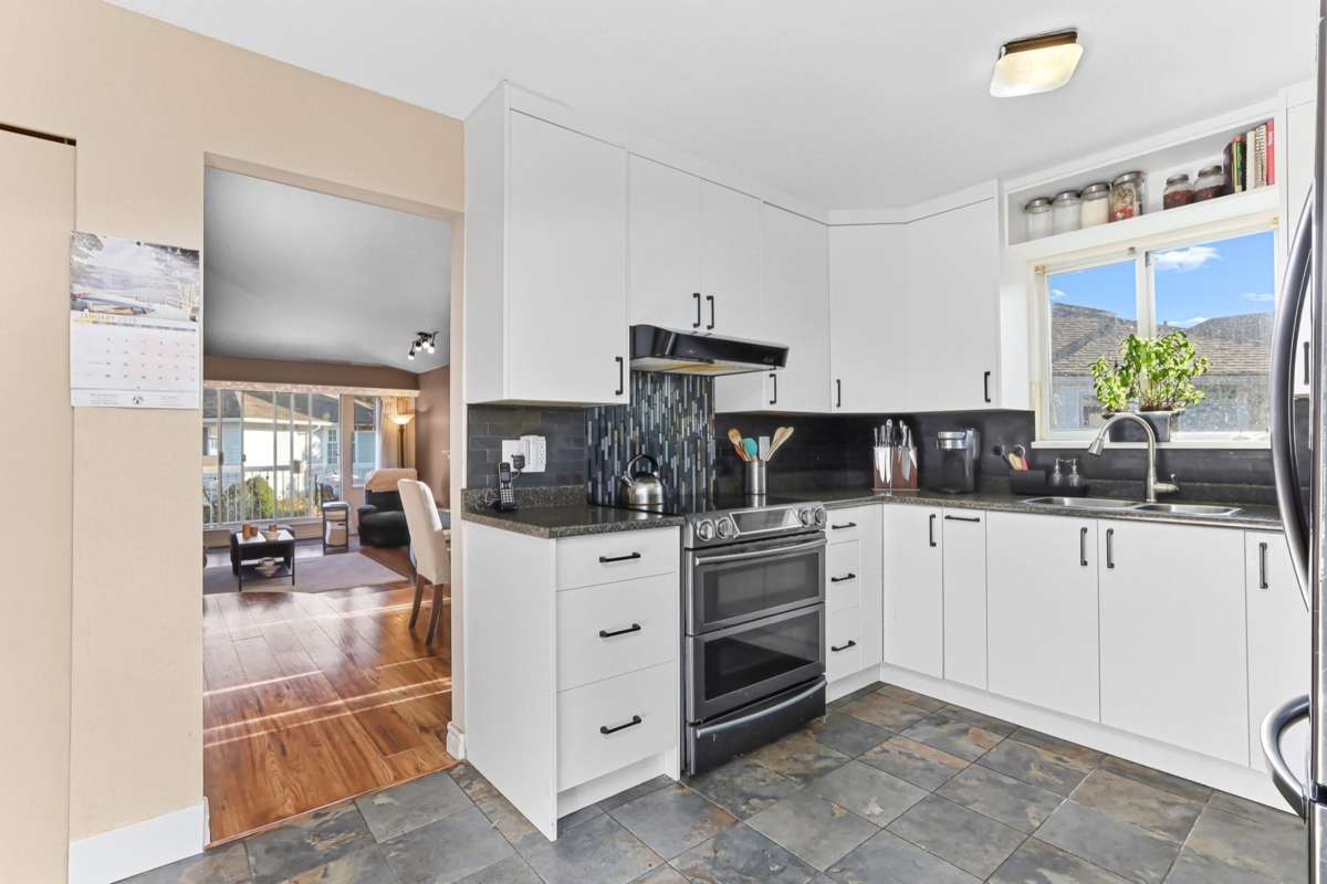 Breakfast Nook Photo of 1 13925 70 Avenue, Surrey, BC