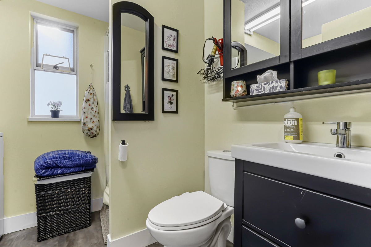 Mudroom Photo of 1 13925 70 Avenue, Surrey, BC