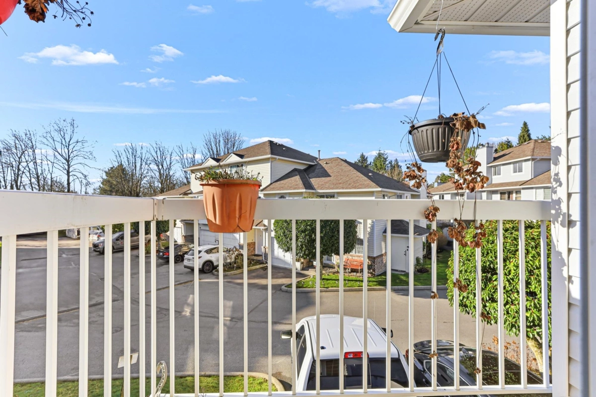 Office / Den Photo of 1 13925 70 Avenue, Surrey, BC