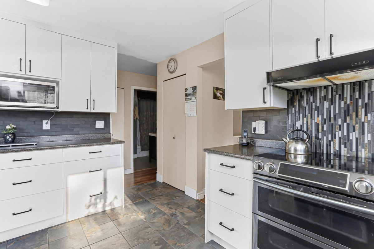 Primary Bathroom Photo of 1 13925 70 Avenue, Surrey, BC