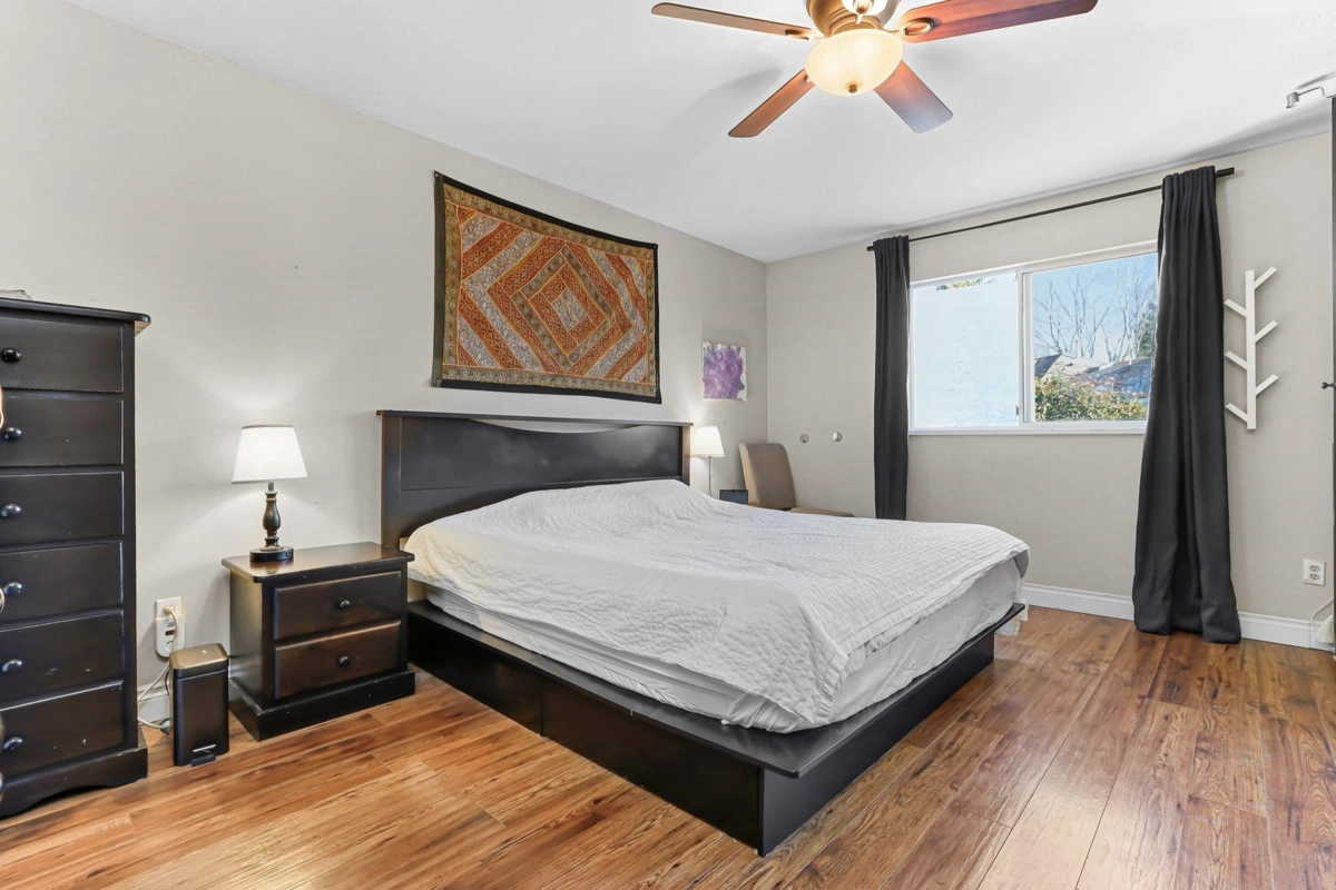 Walk-In Closet Photo of 1 13925 70 Avenue, Surrey, BC