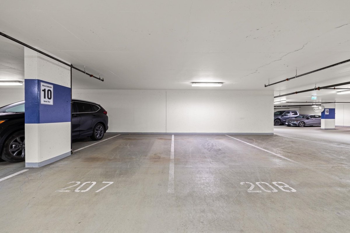 Entry Foyer Photo of 907 525 Foster Avenue, Coquitlam, BC