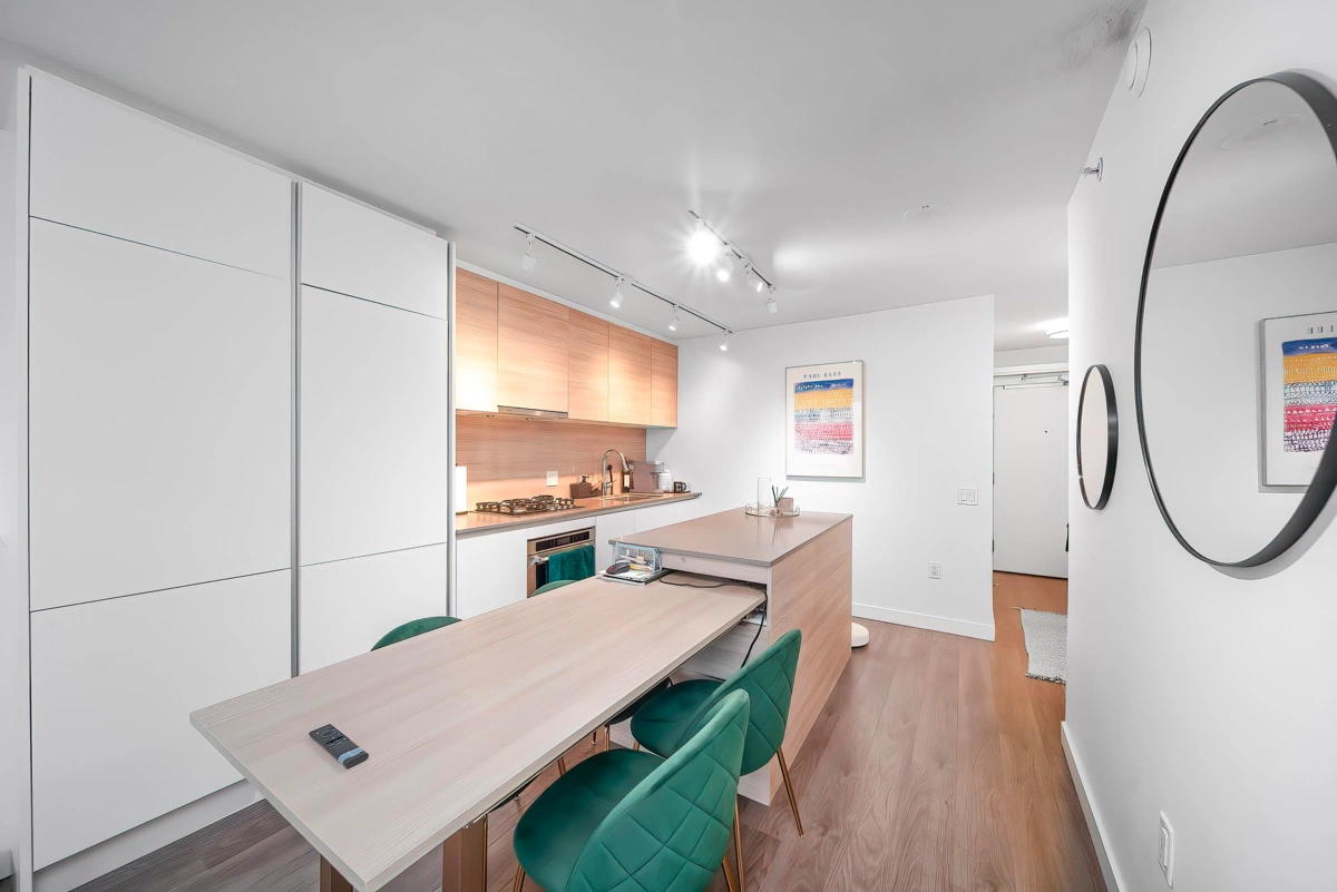 Living Room Photo of 710 988 Quayside Drive, New Westminster, BC