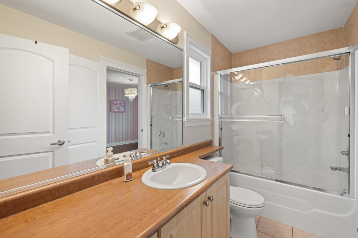 Entry Foyer Photo of 16416 92a Avenue, Surrey, BC