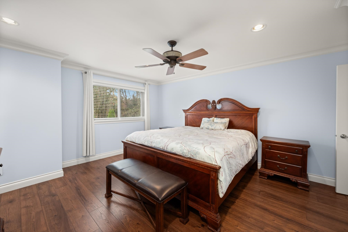 Guest Bathroom Photo of 16416 92a Avenue, Surrey, BC