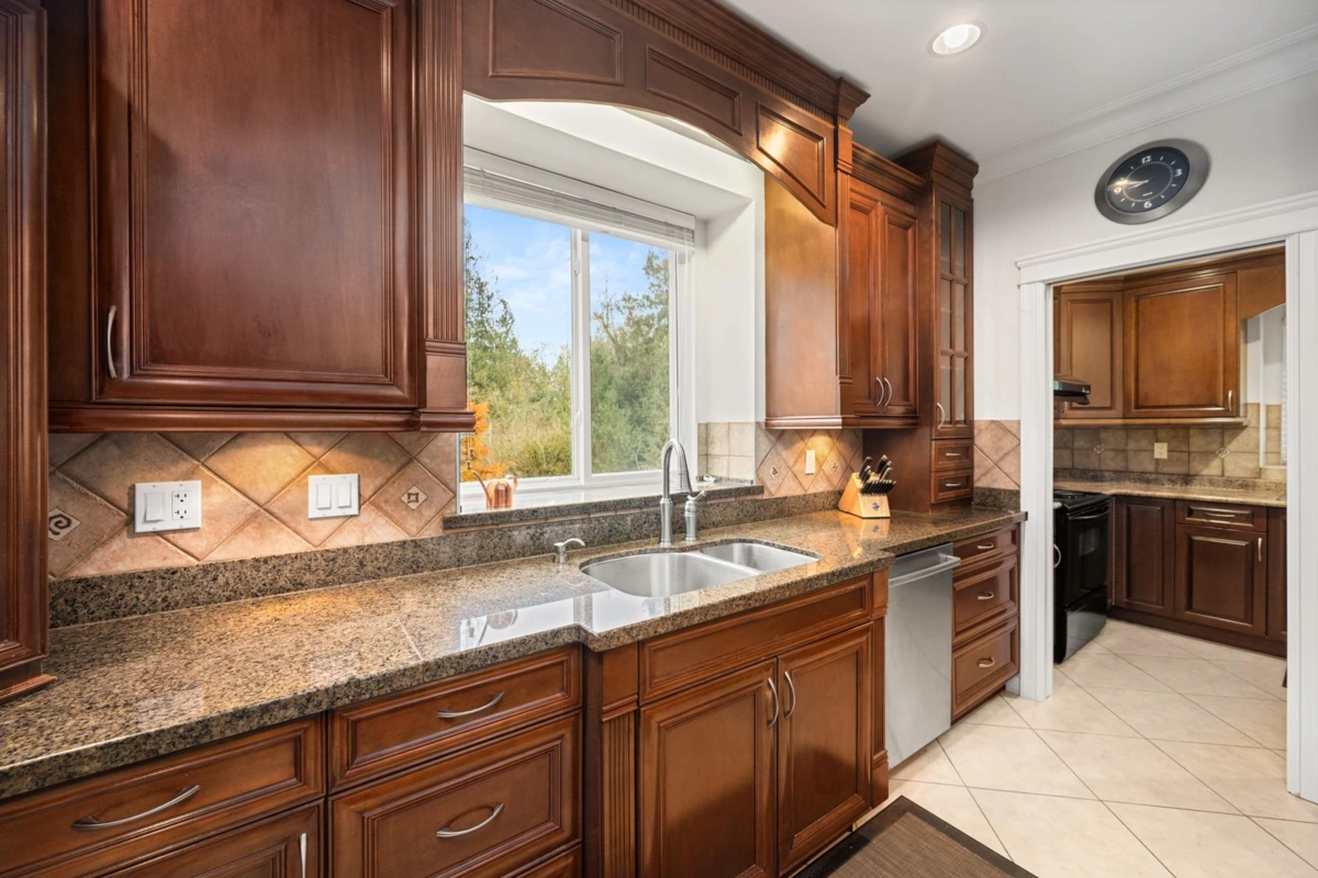 Walk-In Closet Photo of 16416 92a Avenue, Surrey, BC