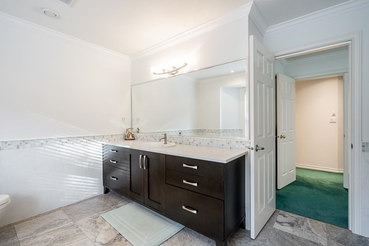 Entry Foyer Photo of 21022 42 Avenue, Langley, BC