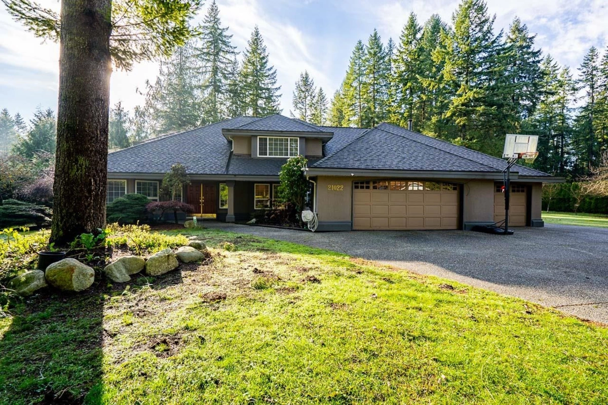 Living Room Photo of 21022 42 Avenue, Langley, BC