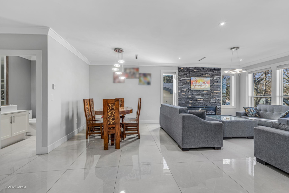 Breakfast Nook Photo of 17268 61a Avenue, Surrey, BC