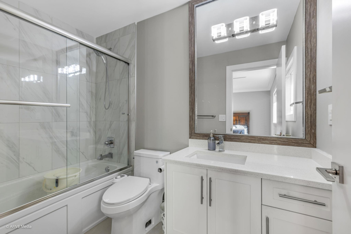 Entry Foyer Photo of 17268 61a Avenue, Surrey, BC