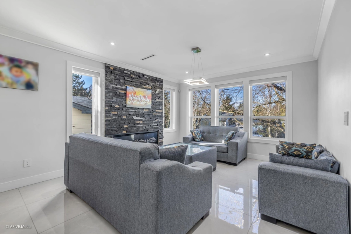 Kitchen Island Photo of 17268 61a Avenue, Surrey, BC
