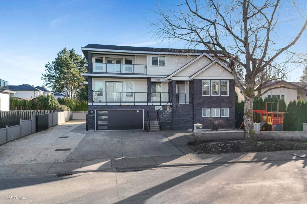 Kitchen Photo of 17268 61a Avenue, Surrey, BC