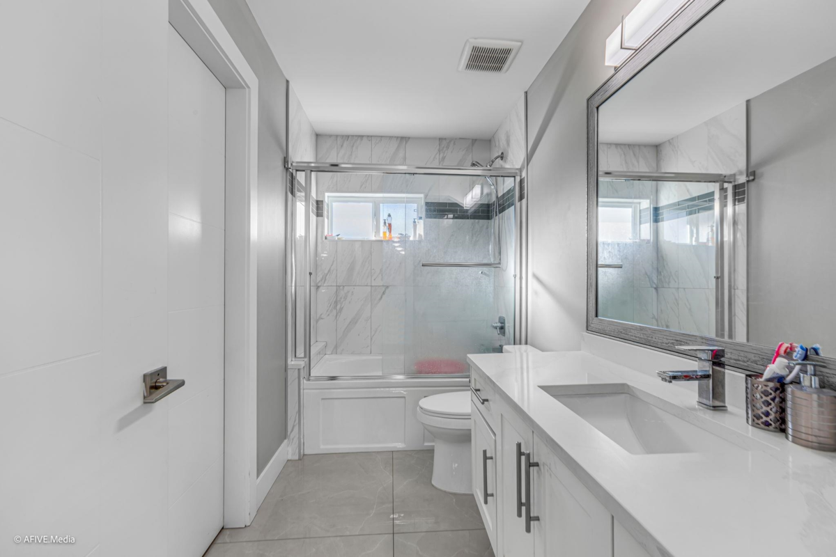 Laundry Room Photo of 17268 61a Avenue, Surrey, BC