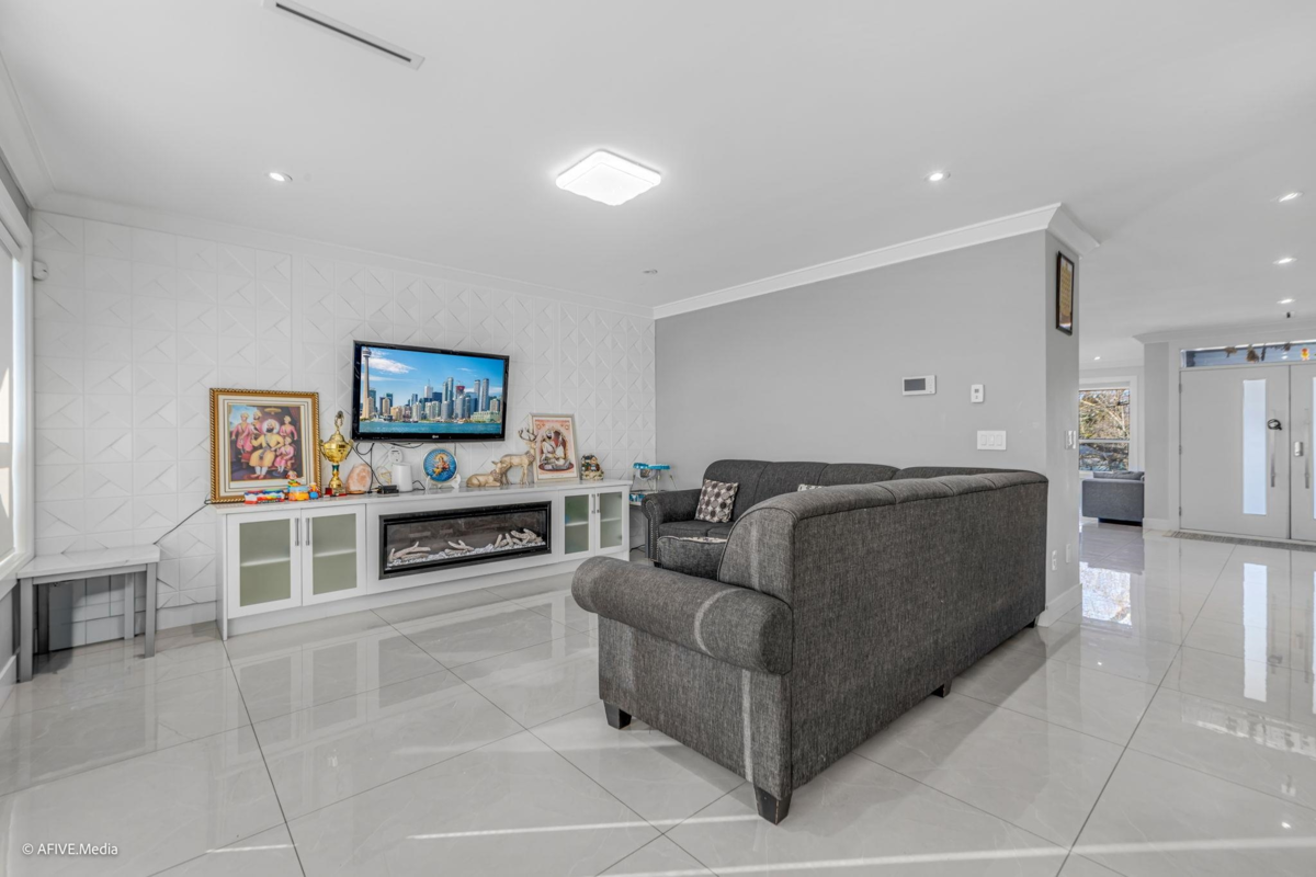 Primary Bathroom Photo of 17268 61a Avenue, Surrey, BC