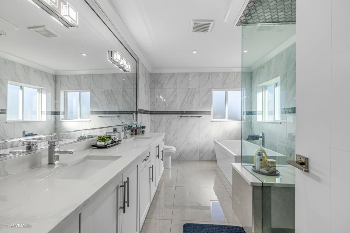 Swimming Pool Photo of 17268 61a Avenue, Surrey, BC