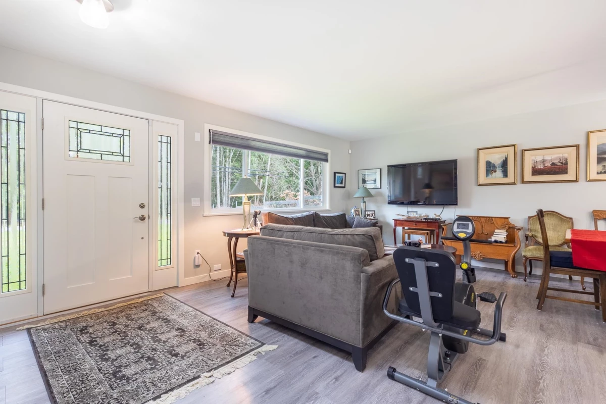 Dining Area Photo of 7929 Southwood Road, Halfmoon Bay, BC