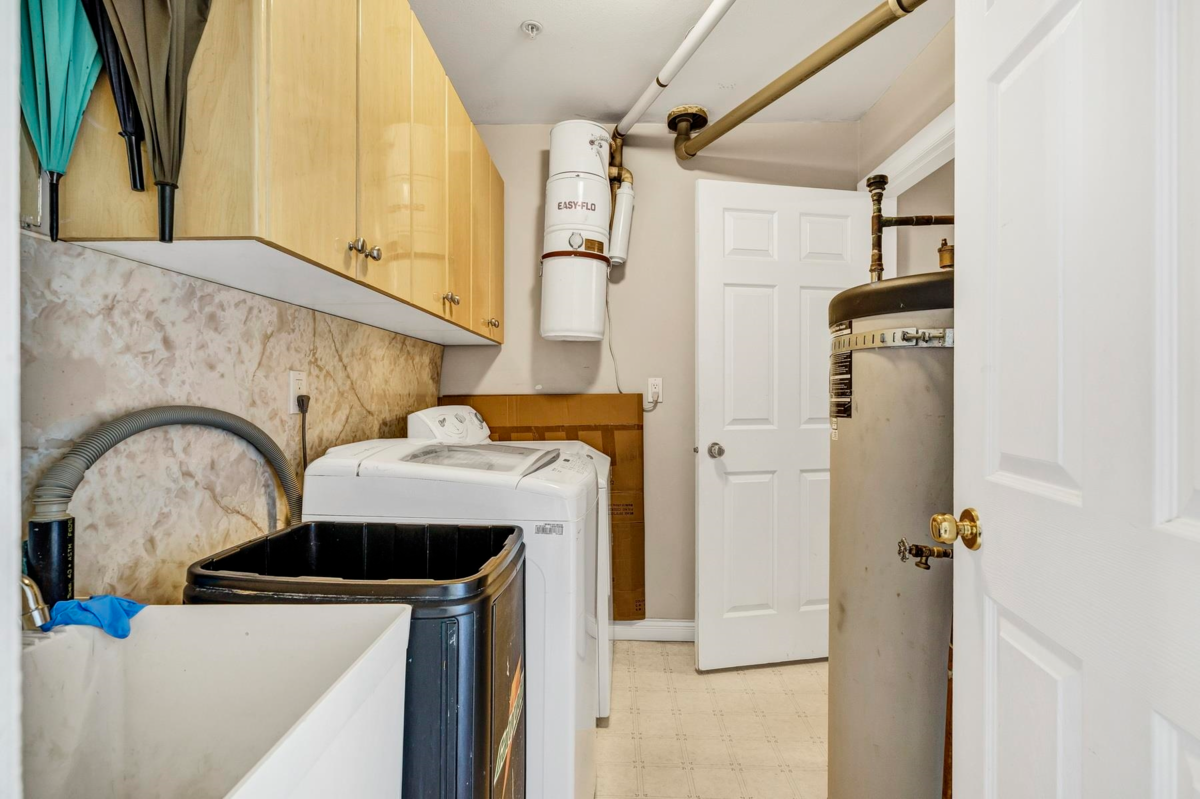 Hallway Photo of 591 E 28th Avenue, Vancouver, BC