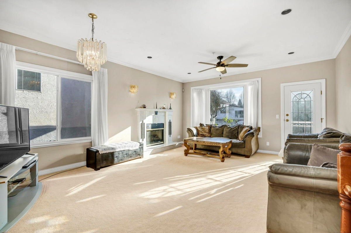 Kitchen Island Photo of 591 E 28th Avenue, Vancouver, BC