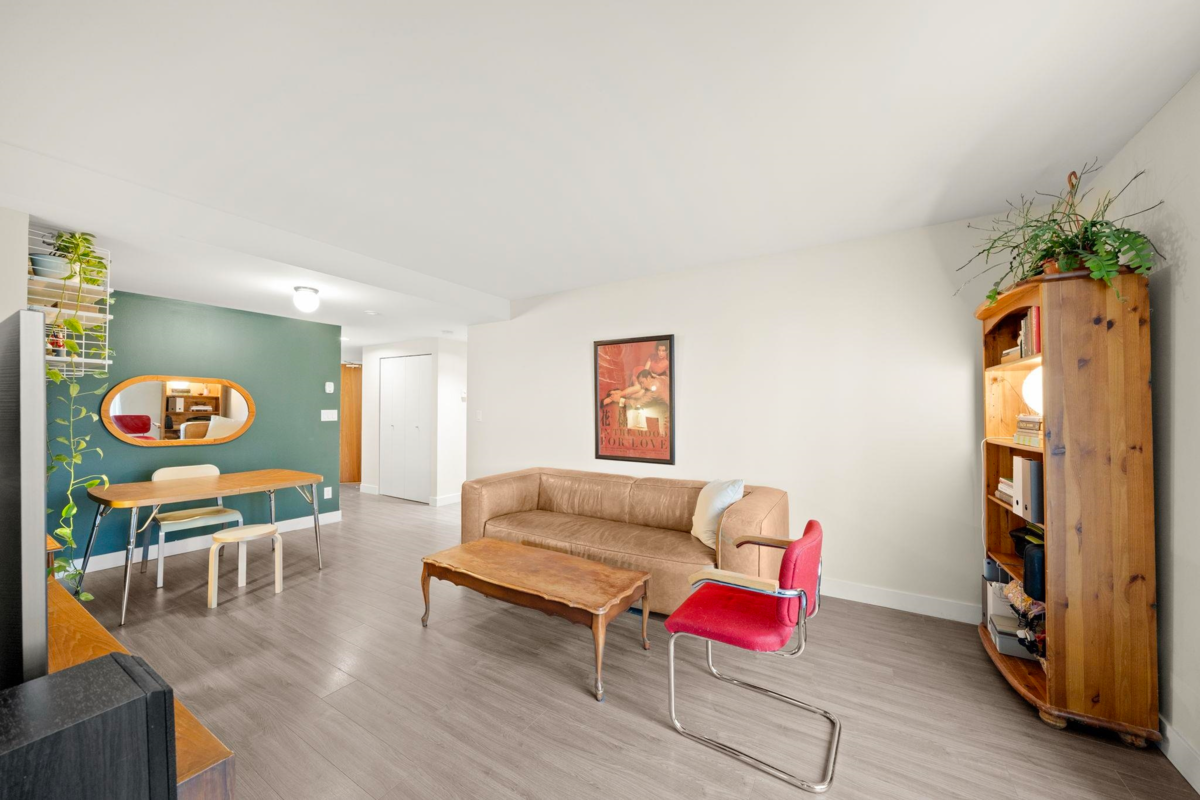 Kitchen Island Photo of 1002 1323 Homer Street, Vancouver, BC