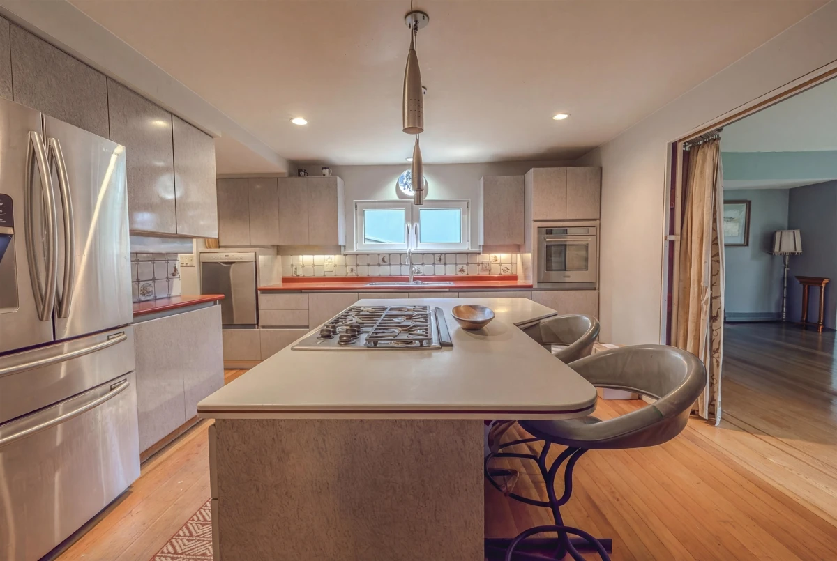 Kitchen Island Photo of 1650 Palmerston Avenue, West Vancouver, BC