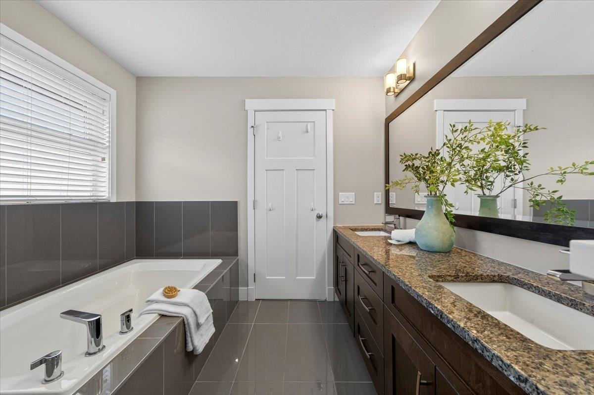 Walk-In Closet Photo of 2879 160a Street, Surrey, BC