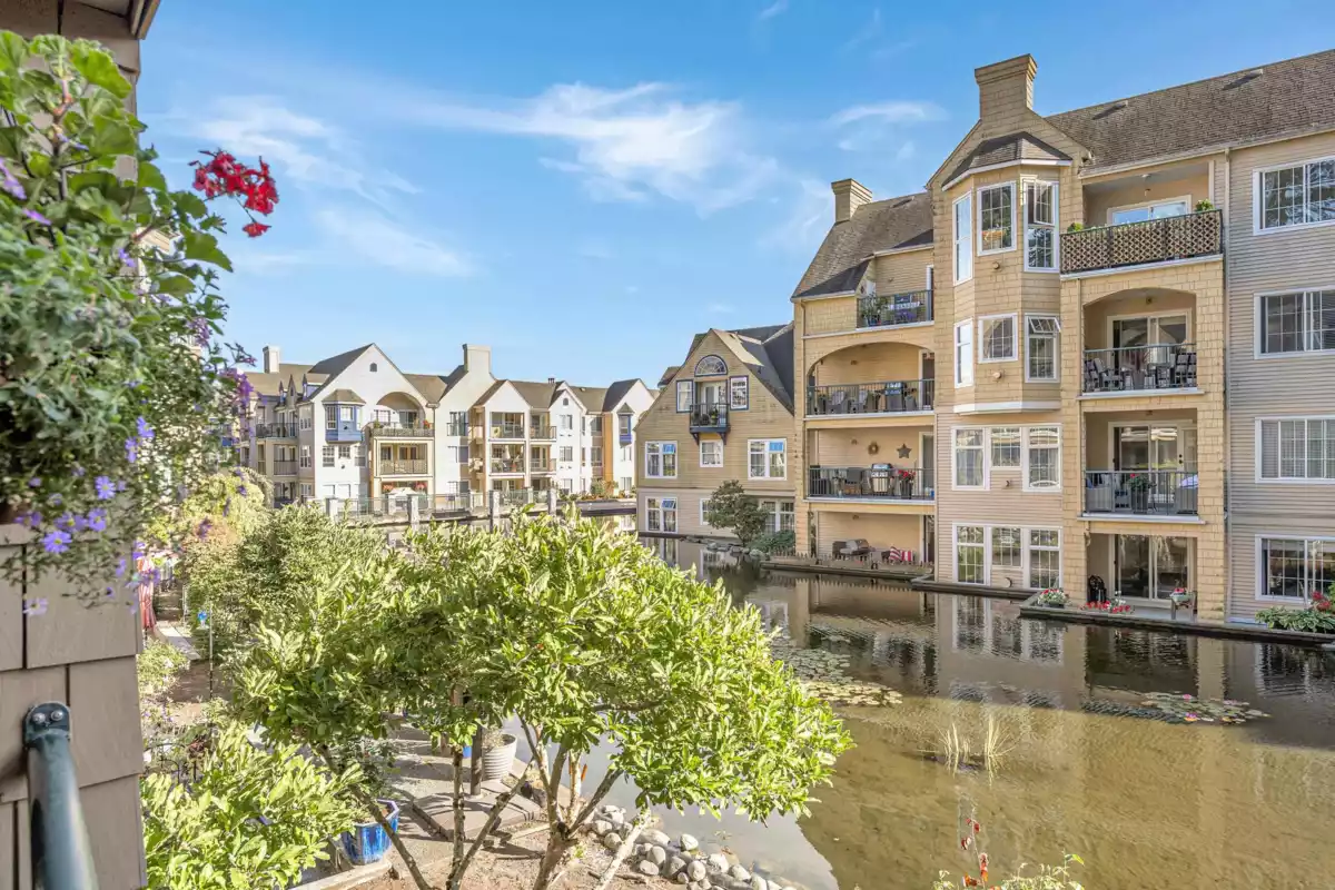 Kitchen Island Photo of 205 5518 14th Avenue, Delta, BC