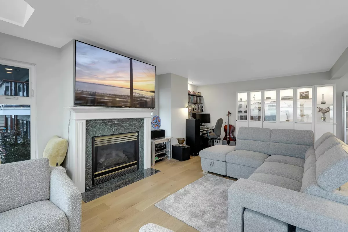Dining Area Photo of 204 15165 Marine Drive, White Rock, BC
