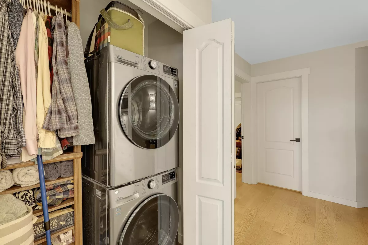 Front Yard Photo of 204 15165 Marine Drive, White Rock, BC