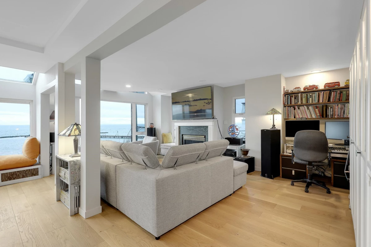 Walk-In Closet Photo of 204 15165 Marine Drive, White Rock, BC