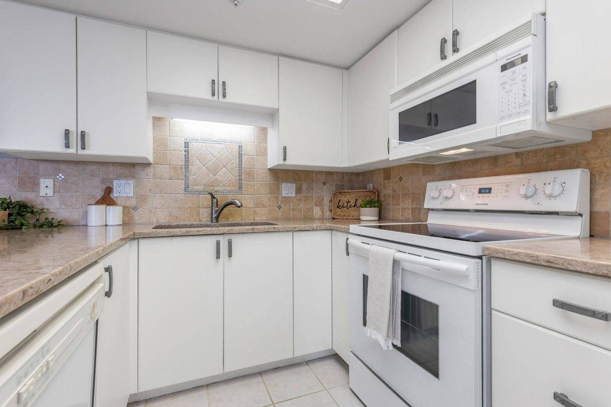 Breakfast Nook Photo of 1904 719 Princess Street, New Westminster, BC