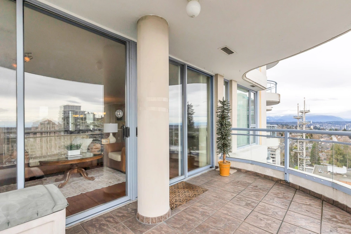 Entry Foyer Photo of 1904 719 Princess Street, New Westminster, BC