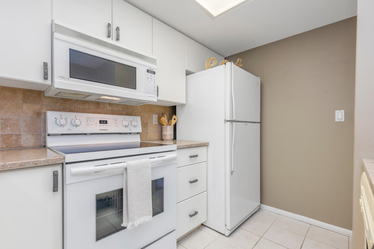 Walk-In Closet Photo of 1904 719 Princess Street, New Westminster, BC