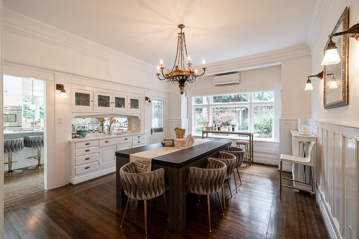 Kitchen Island Photo of 1 1055 Wolfe Avenue, Vancouver, BC