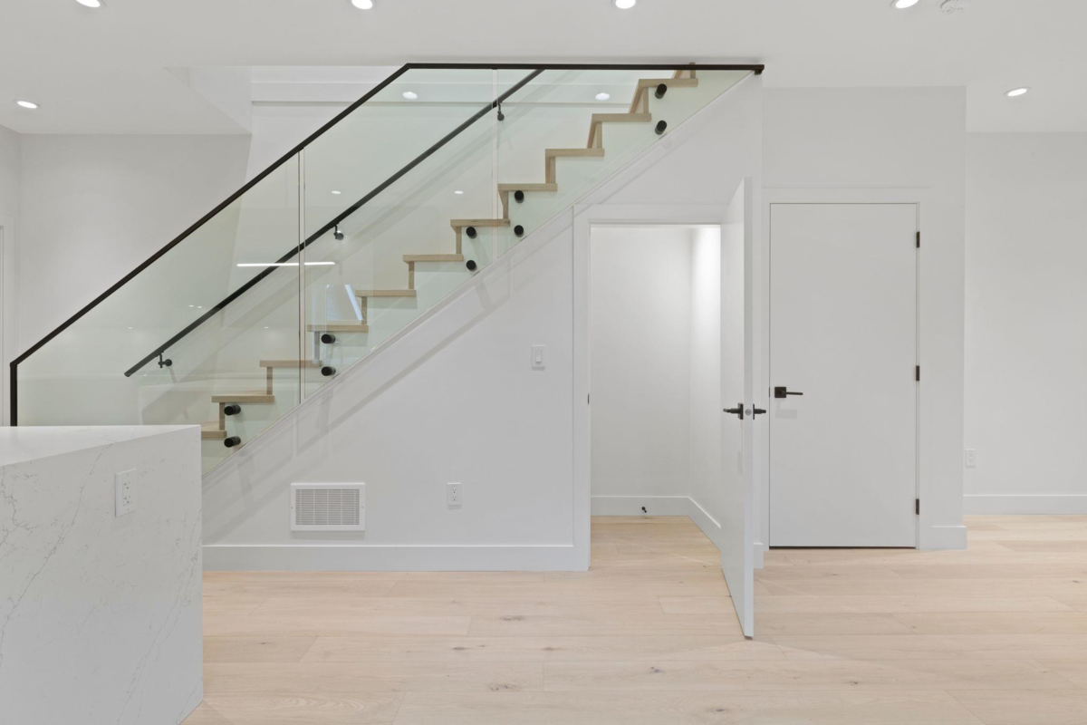 Kitchen Photo of 1 2539 Grant Street, Vancouver, BC