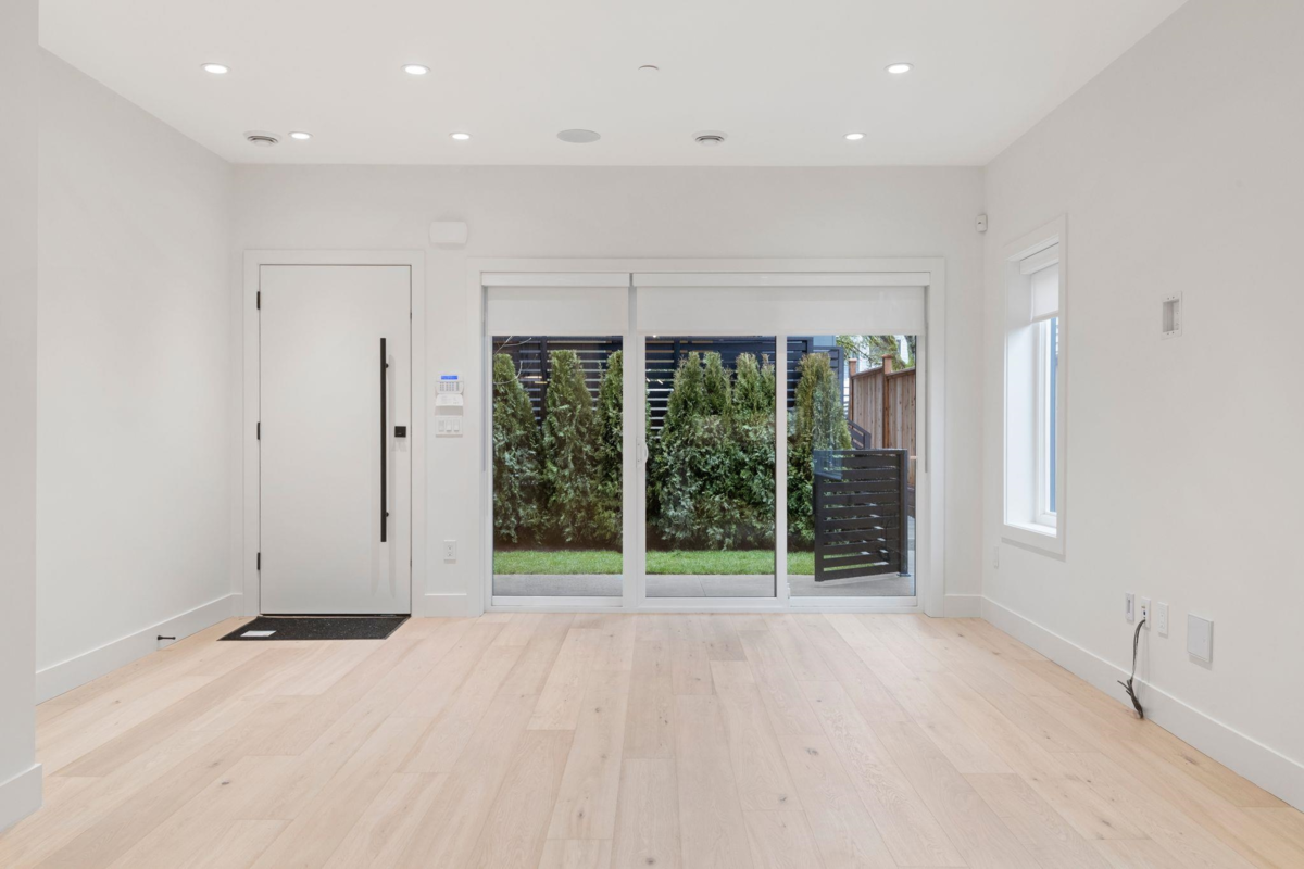 Living Room Photo of 1 2539 Grant Street, Vancouver, BC