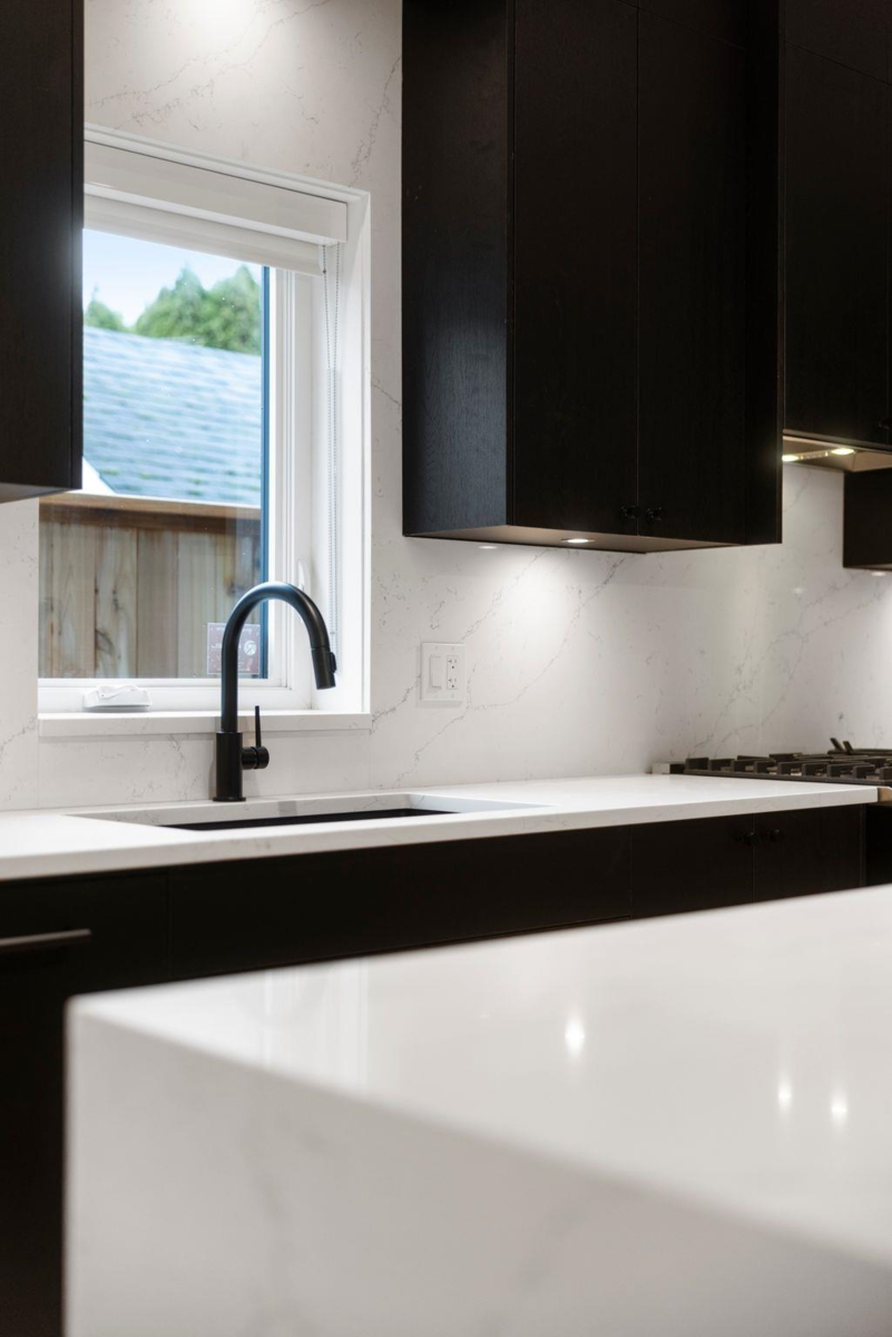 Primary Bathroom Photo of 1 2539 Grant Street, Vancouver, BC