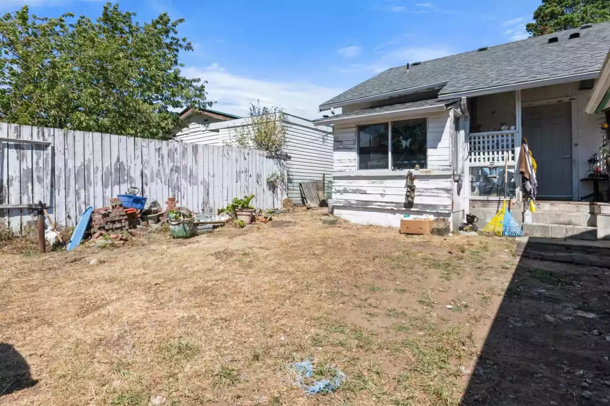 Backyard Photo of 586 6th Avenue, Hope, BC