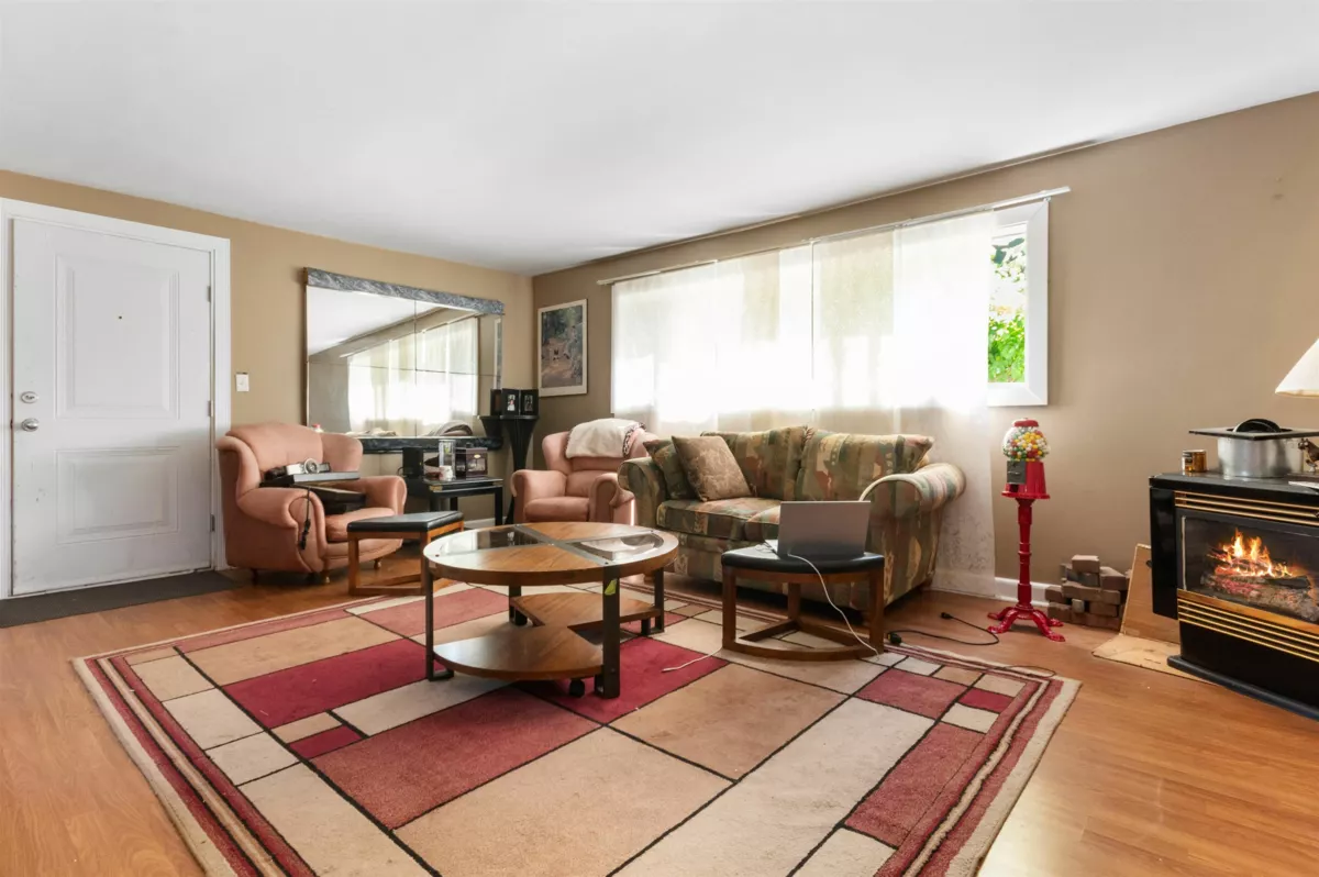 Family Room Photo of 586 6th Avenue, Hope, BC