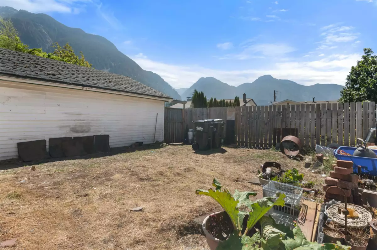 Front Yard Photo of 586 6th Avenue, Hope, BC