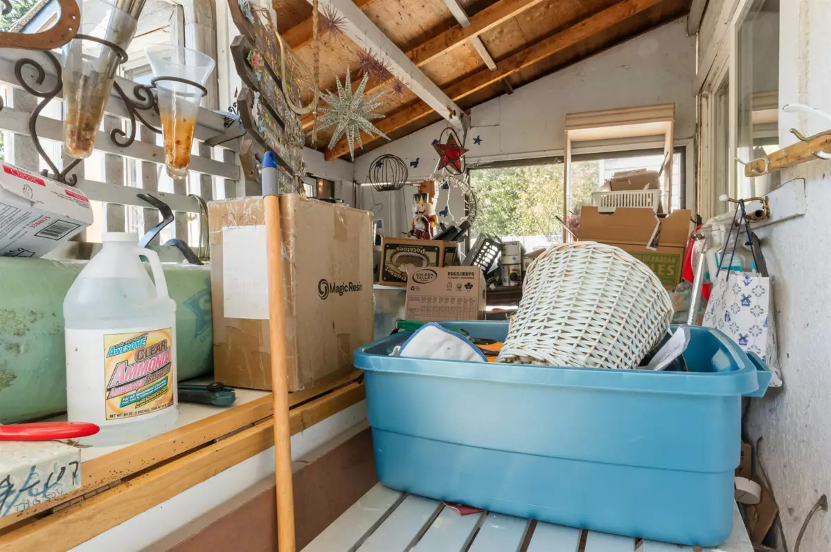 Garage Interior Photo of 586 6th Avenue, Hope, BC