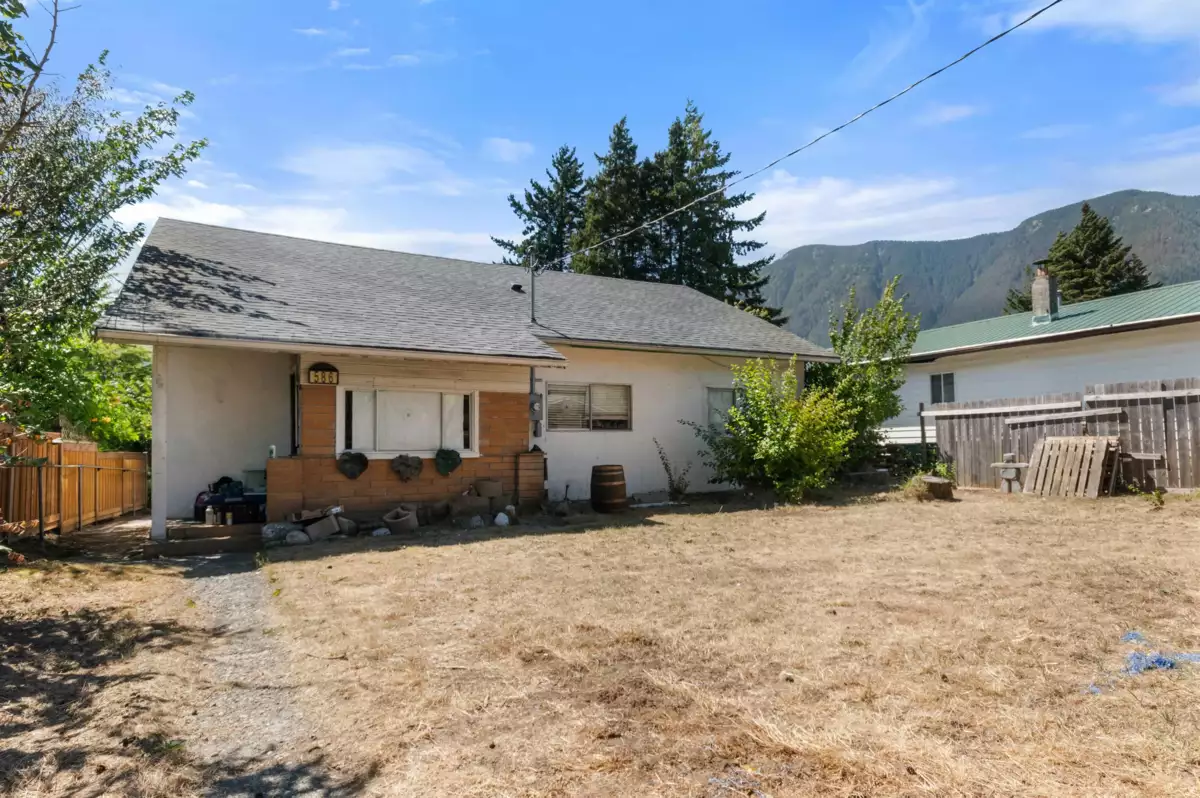 Garden / Landscaping Photo of 586 6th Avenue, Hope, BC