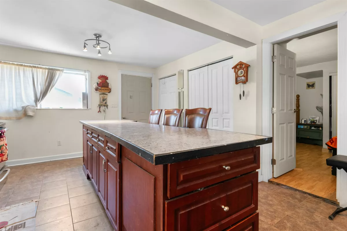 Kitchen Island Photo of 586 6th Avenue, Hope, BC