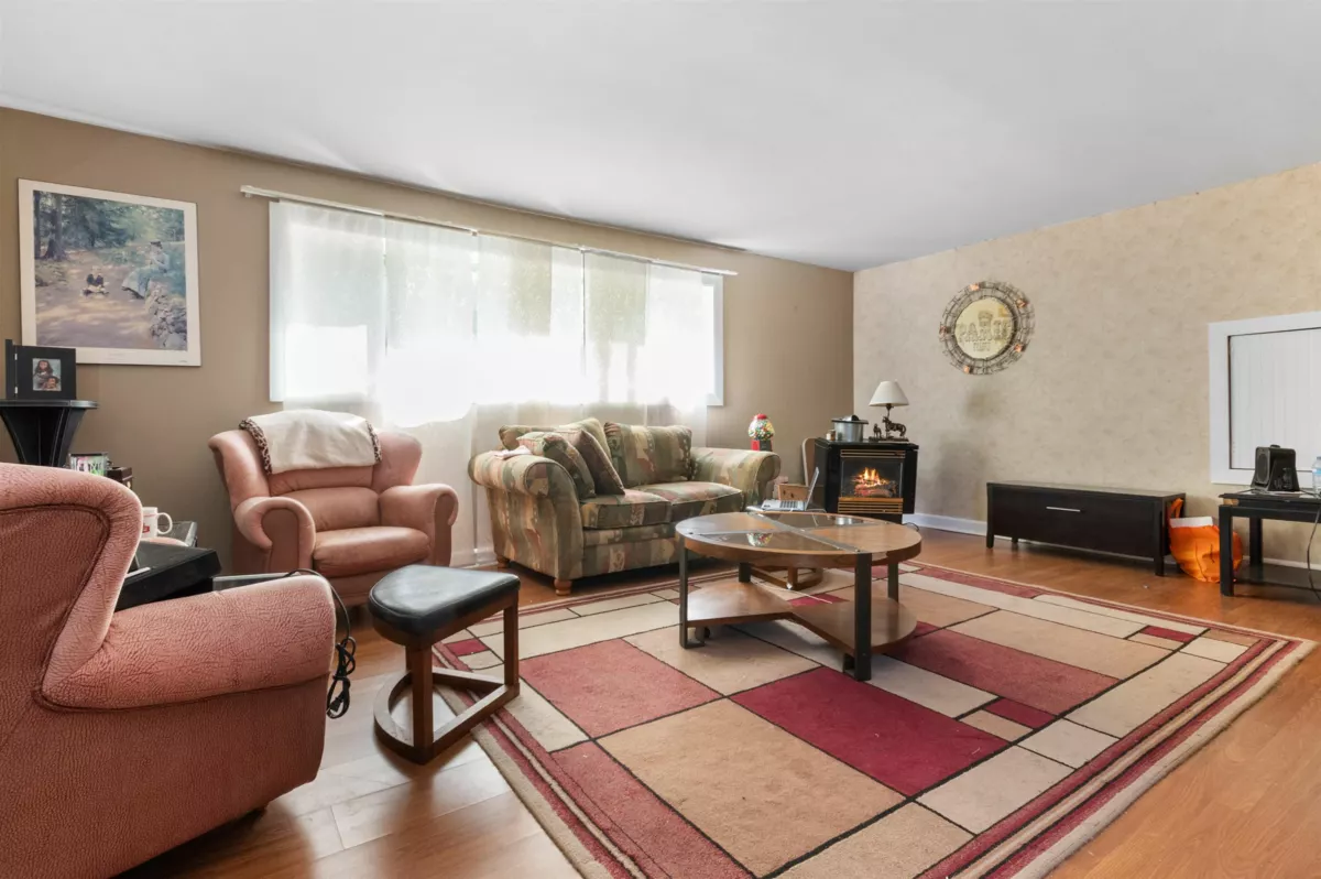 Living Room Photo of 586 6th Avenue, Hope, BC